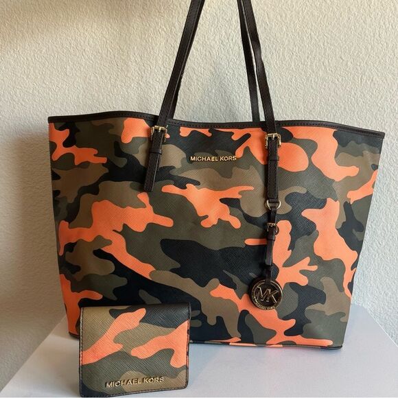 MICHAEL KORS Camo Orange XL Jet Set Voyager Tote Travel Summer Bag + Wallet - Picture 2 of 12